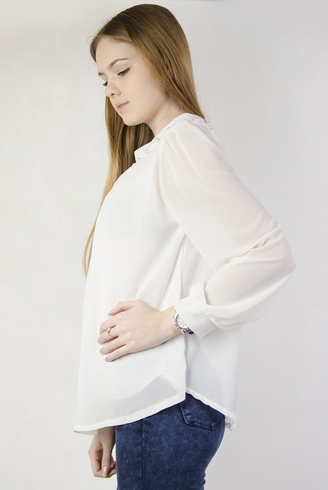 Biała bluzka z koralikami przy dekolcie