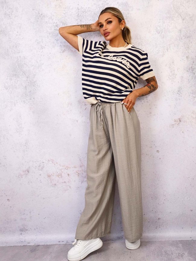 SWETER W PASKI Z KRÓTKIM RĘKAWEM I OZDOBNYM NAPISEM- GRANATOWY