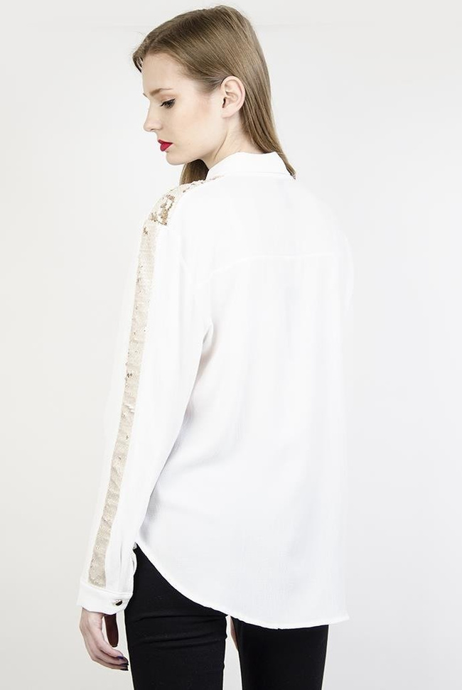 Biała koszula ze złotymi guzikami i cekinowymi paskami