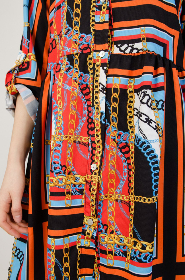 Wzorzysta sukienka zapinana na guziki 