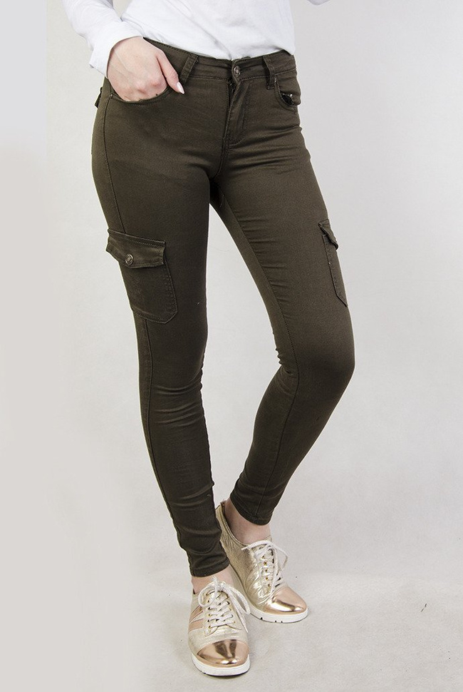 Khaki spodnie bojówki z kieszeniami po bokach