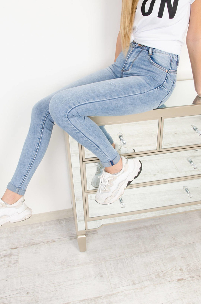 JASNE SPODNIE JEANSOWE TYPU PUSH UP