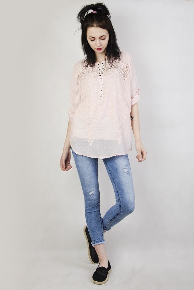 Jasnoróżowa bluzka koszulowa z ażurowym zdobieniem przy dekolcie