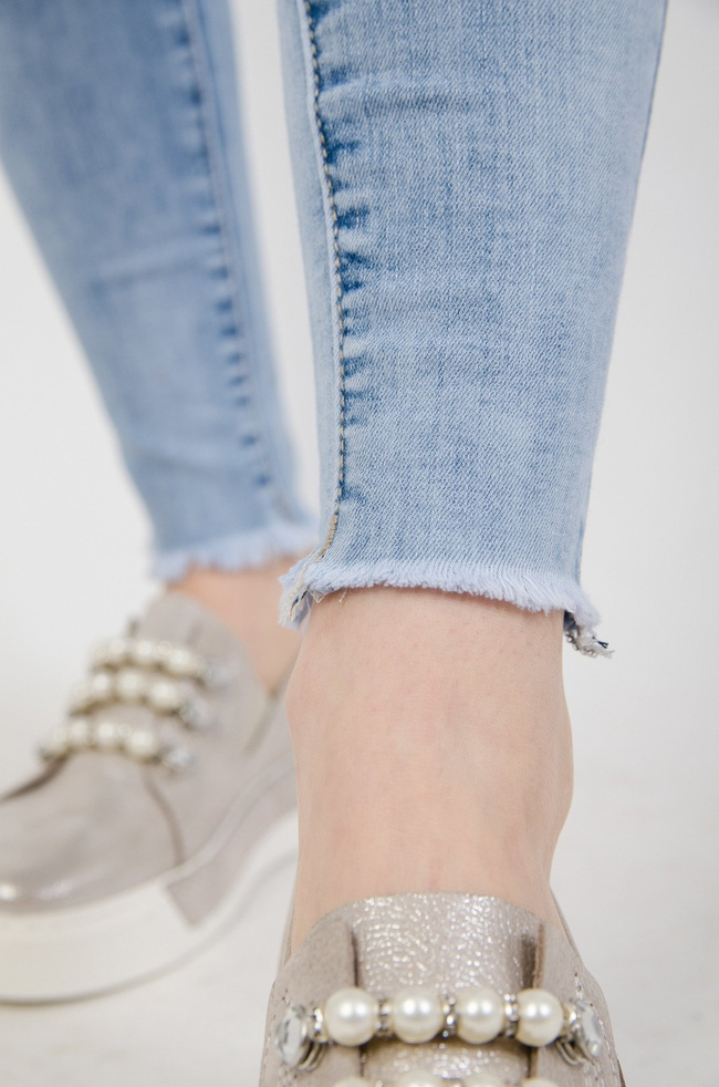 Jasne spodnie jeansowe Push Up z dziurami