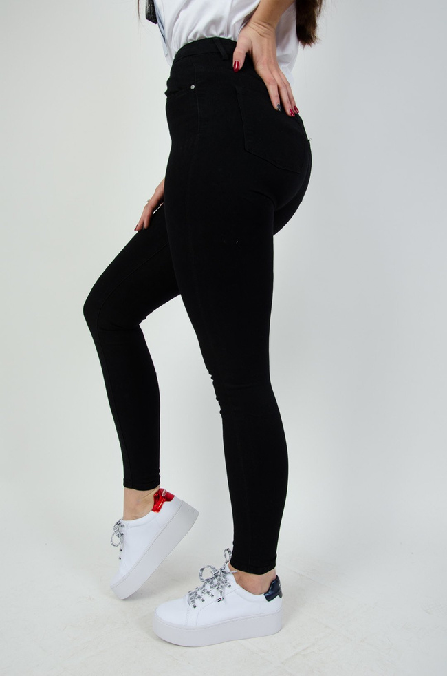 Klasyczne czarne spodnie rurki z wysokim stanem