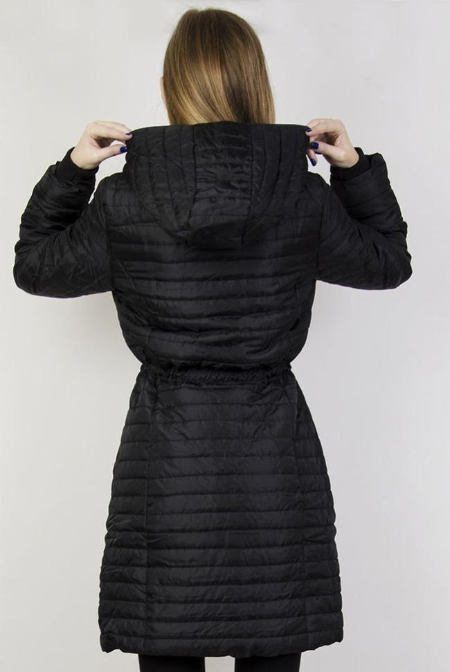 Czarna przedłużana kurtka pikowana