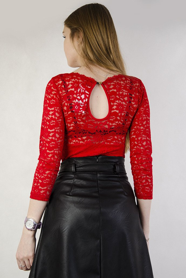 Czerwone koronkowe body z wycięciem na plecach