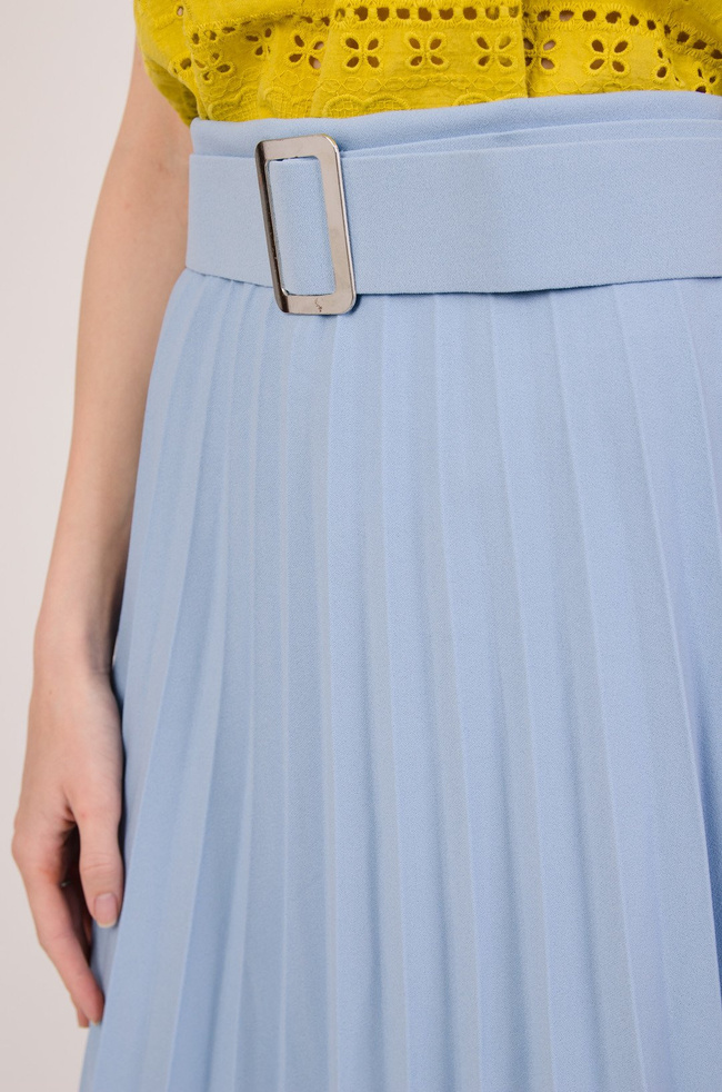 Plisowana spódnica z paskiem w kolorze niebieskim