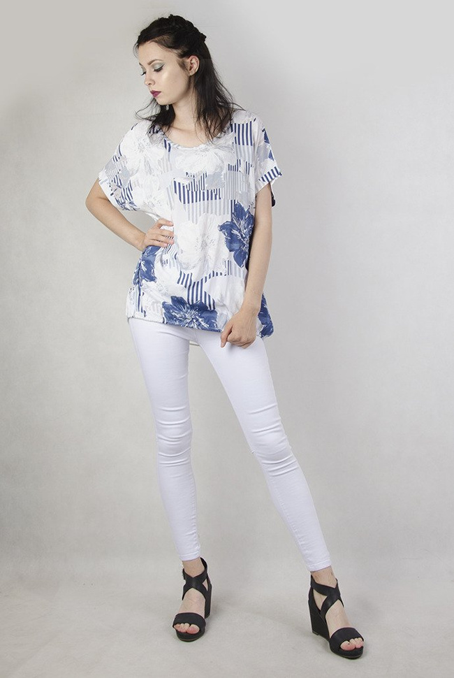 Biała bluzka w niebieskie kwiaty