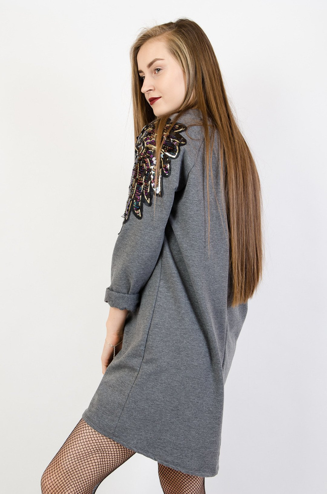 Szara sukienka oversize z ozdobnymi ramionami 