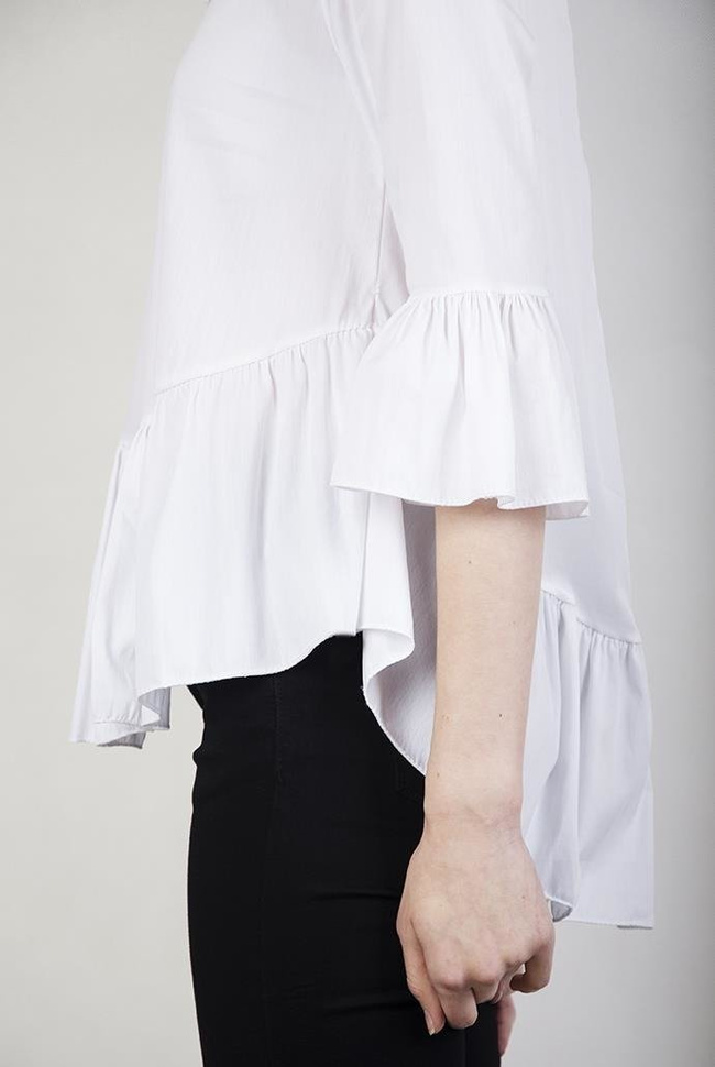Biała bluzka z falbanami przy rękawach oraz na dole