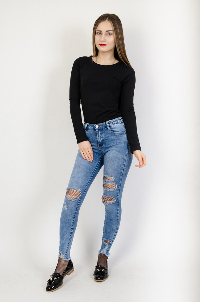 Jasne spodnie jeansowe z dziurami