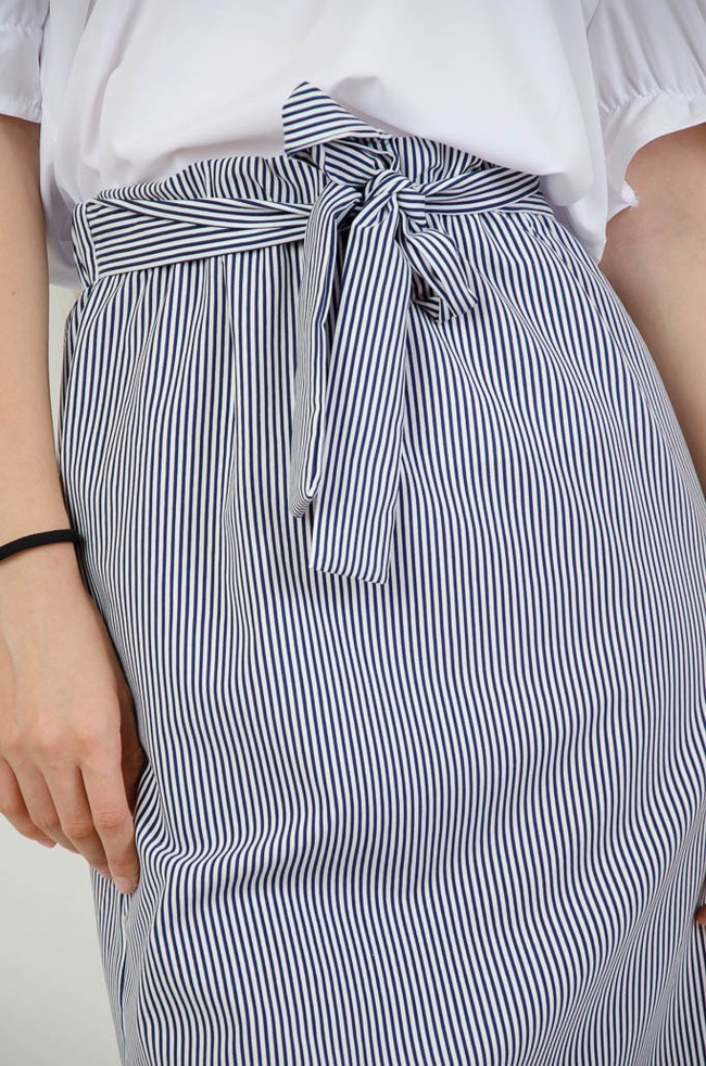 BIAŁO GRANATOWA SPÓDNICA W PASKI Z WIĄZANIEM W PASIE 