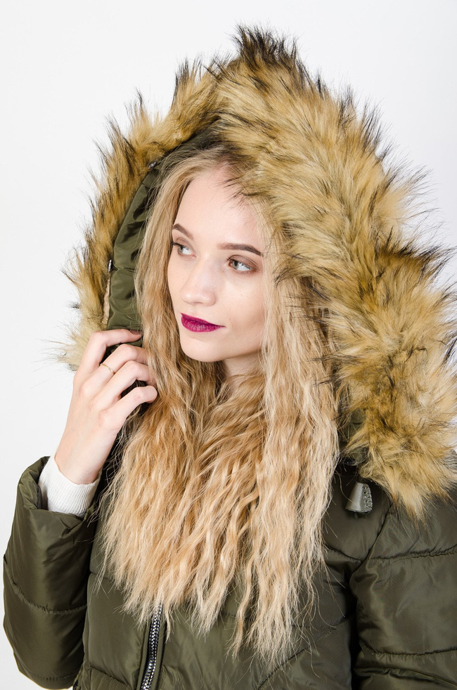 Zielona kurtka pikowana z rozcięciami po bokach