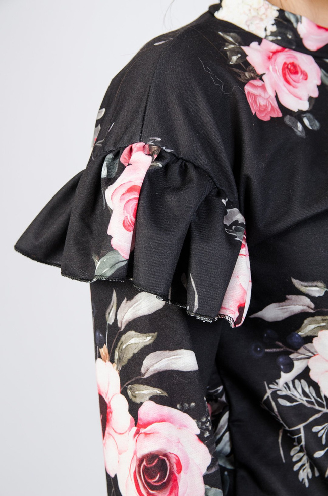 Czarna bluza w kwiaty z falbankami na rękawach