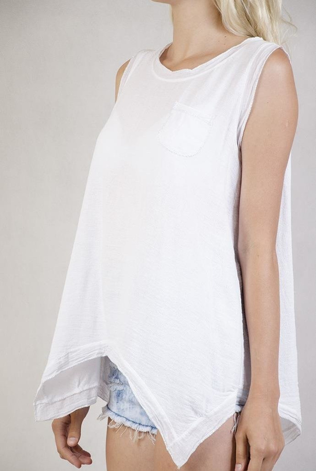 Biała bluzka z asymetrycznymi bokami ozdobiona srebrną nitką