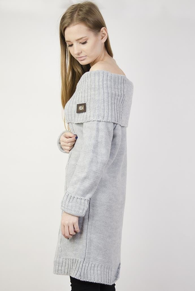 Szary przedłużany sweter z szerokim dekoltem