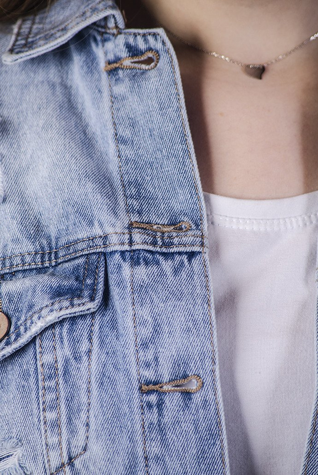 Jasna krótka kurtka jeansowa z dziurami