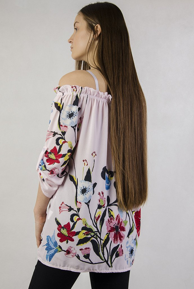 Jasnoróżowa bluzka w motyw kwiatowy, z hiszpańskim dekoltem