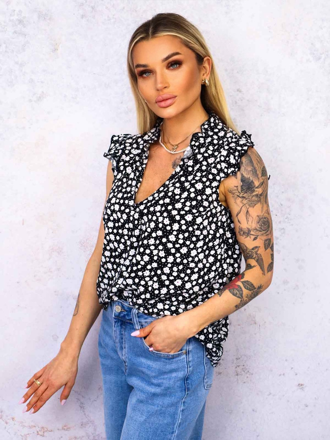 BLUZKA W KWIECISTY WZÓR Z FALBANKAMI- CZARNA