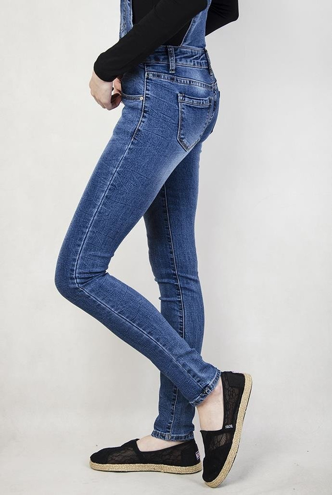 Przylegające ogrodniczki jeansowe z rzędem guzików