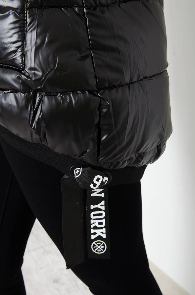 CZARNA PIKOWANA KURTKA ZIMOWA Z OZDOBNYMI WSTAWKAMI