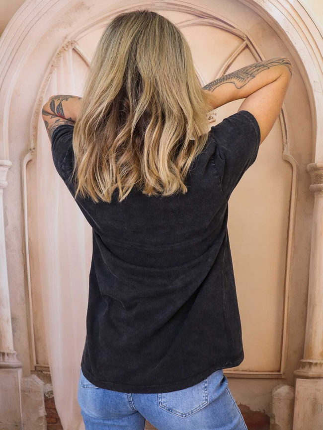 CZARNY DEKATYZOWANY T-SHIRT Z KOLOROWYM PRINTEM