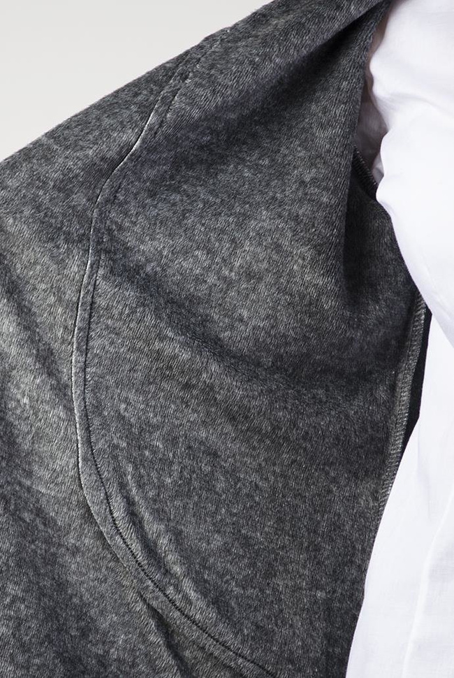 Jasnoszara narzuta z przyjemnym obszyciem wewnątrz