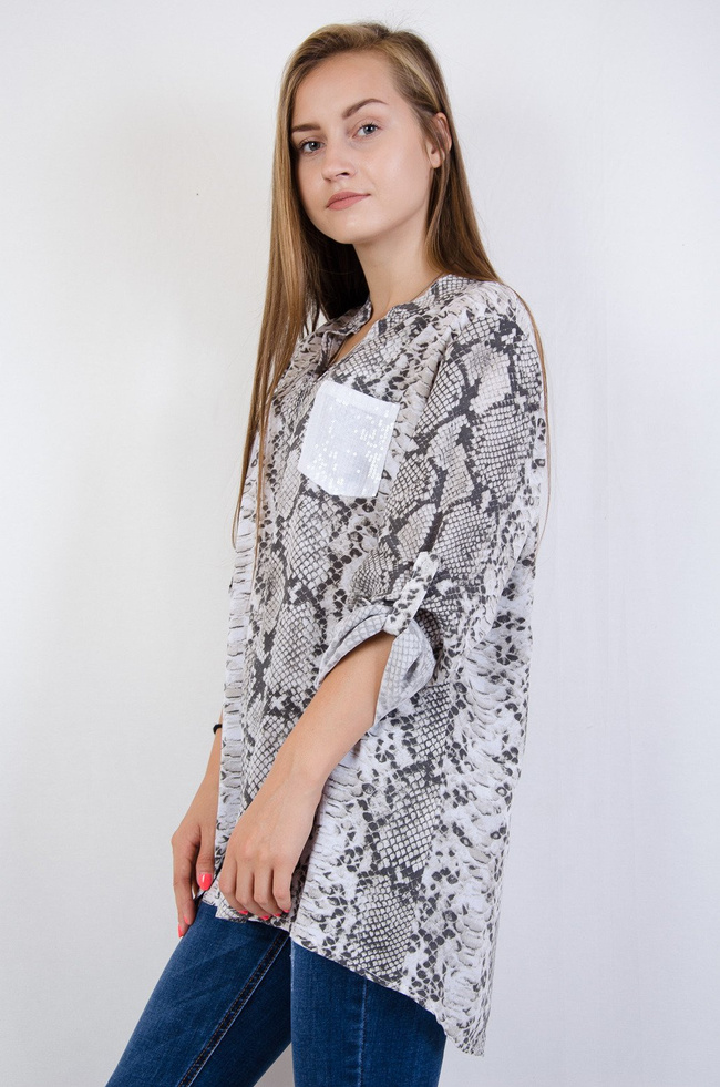 Biała bluzka koszulowa w wężowy wzór z ozdobną kieszonką