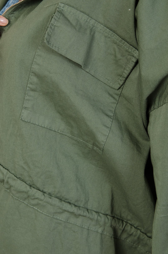 Zielona narzuta z kieszeniami i ściągaczem w pasie