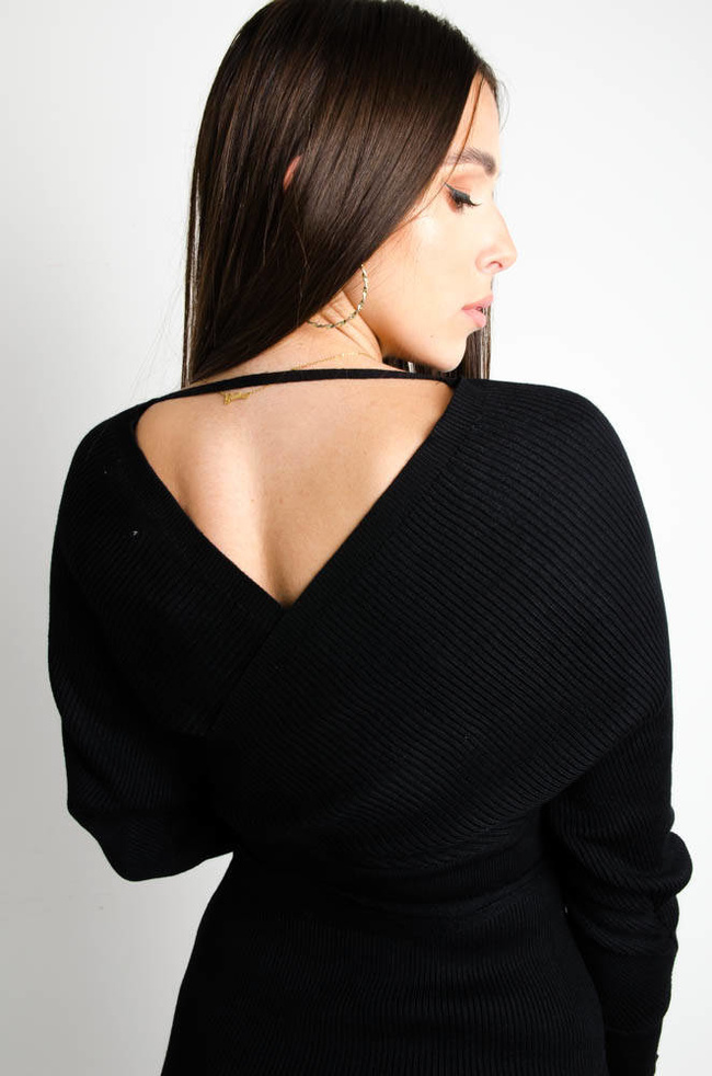 CZARNA PRĄŻKOWANA SUKIENKA MIDI Z ROZCIĘCIEM