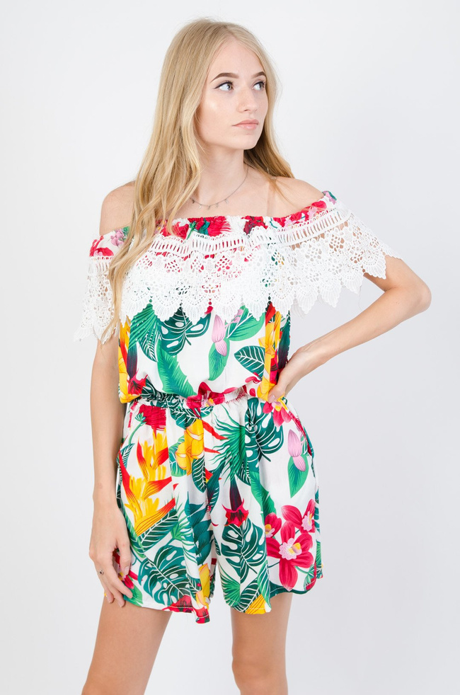 Kombinezon z koronką w dekolcie w kolorze białym