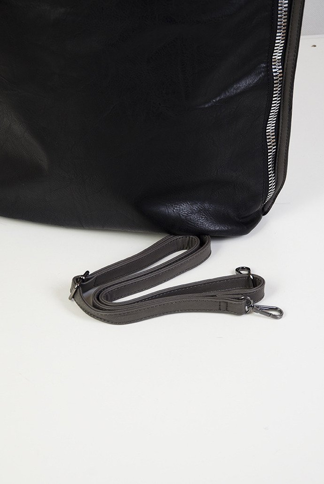 Duża czarna torebka z ozdobnym zamkiem z boku