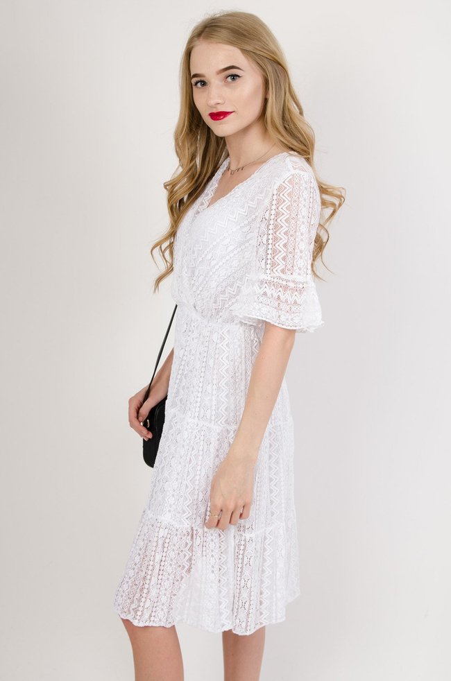 Biała ażurowa sukienka w serek 