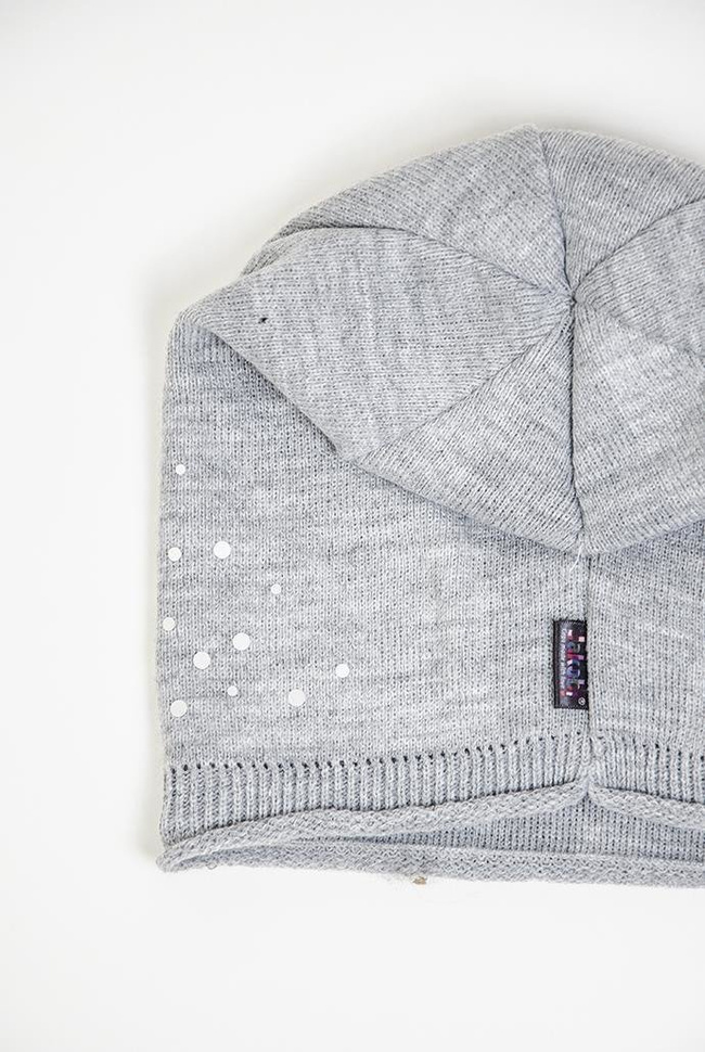 Jasnoszara czapka ze srebrnymi kropkami