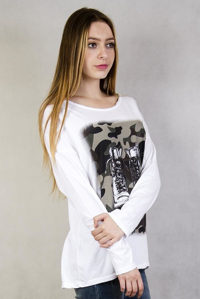 Biała bluzka z wzorem moro i butami w stylu militarnym