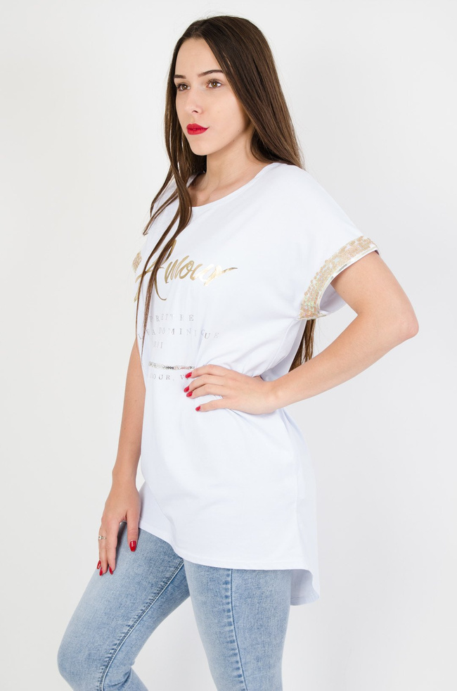 Biała tunika ze złotym napisem i cekinami na rękawie