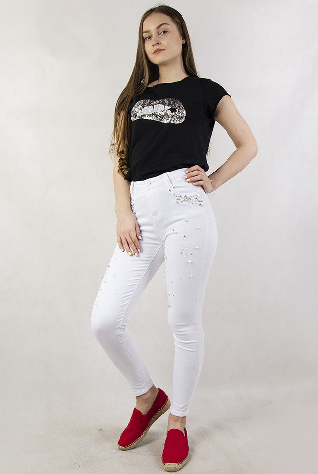 Białe spodnie z przetarciami oraz koralikami