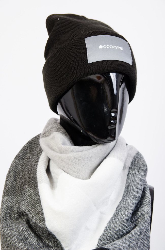 CZAPKA Z NAPISEM "#GOODVIBES" W KOLORZE CZARNYM