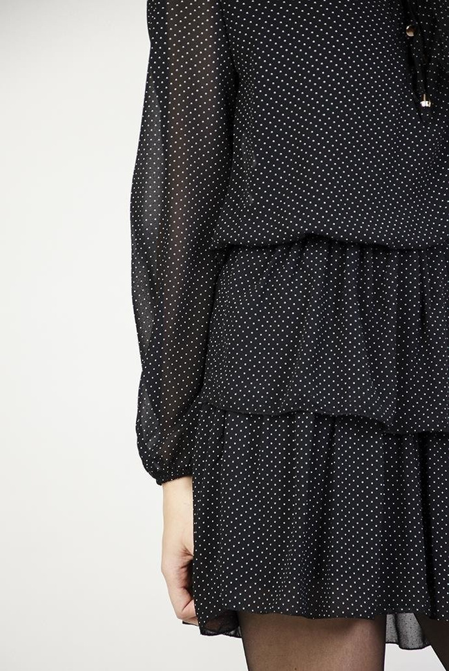 Czarna sukienka w białe kropki z wiązaniem w pasie