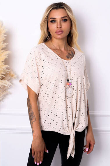 BLUZKA AŻUROWA Z WIĄZANYM DOŁEM I WISIORKIEM- BEŻOWA