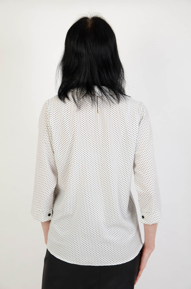 Biała bluzka w kropki z kokardą