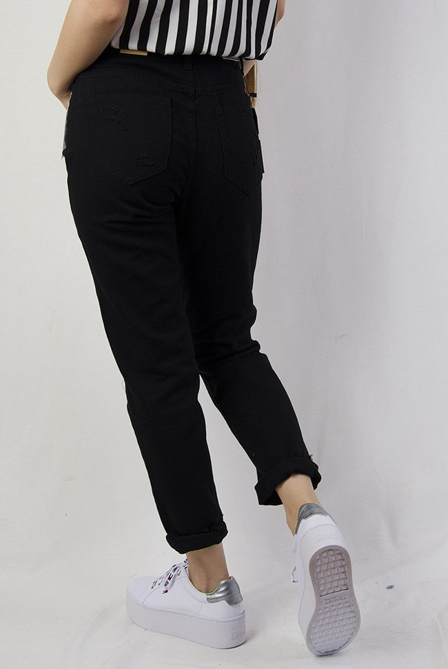 Czarne spodnie boyfriend z szarpaniami przy nogawce