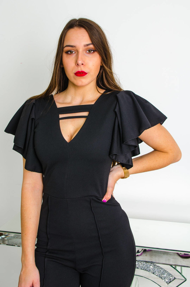CZARNY KOMBINEZON Z FALBANĄ W RAMIONACH-WYCIĘCIE W DEKOLCIE I PLECACH " V"