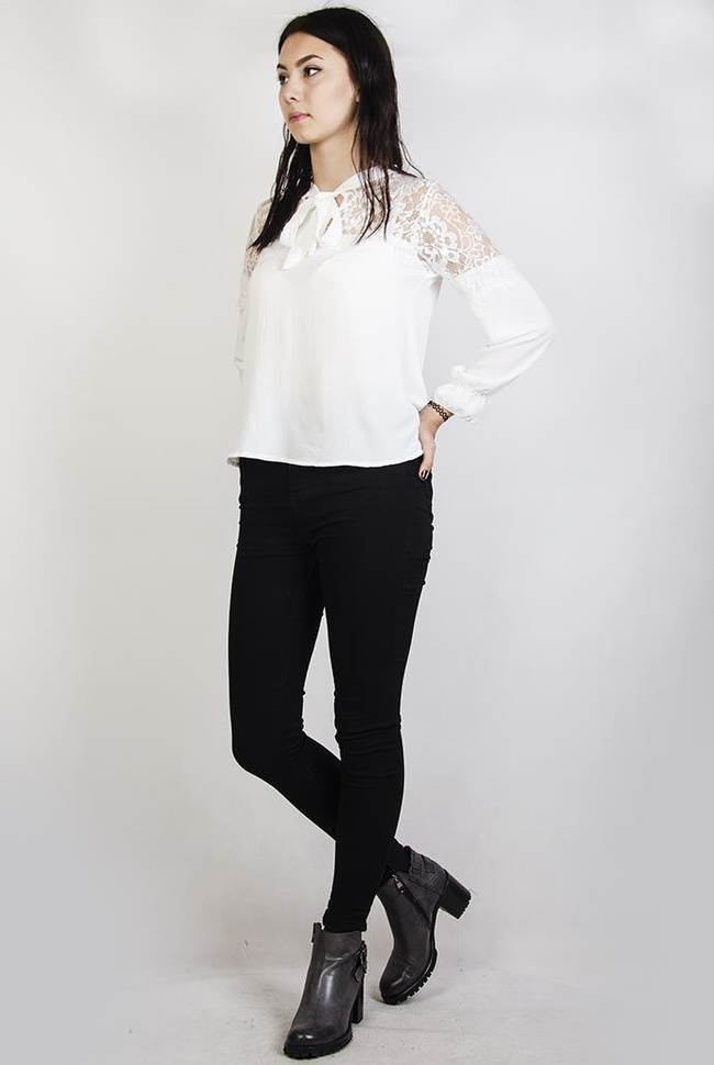 Biała bluzka koszulowa z kokardą