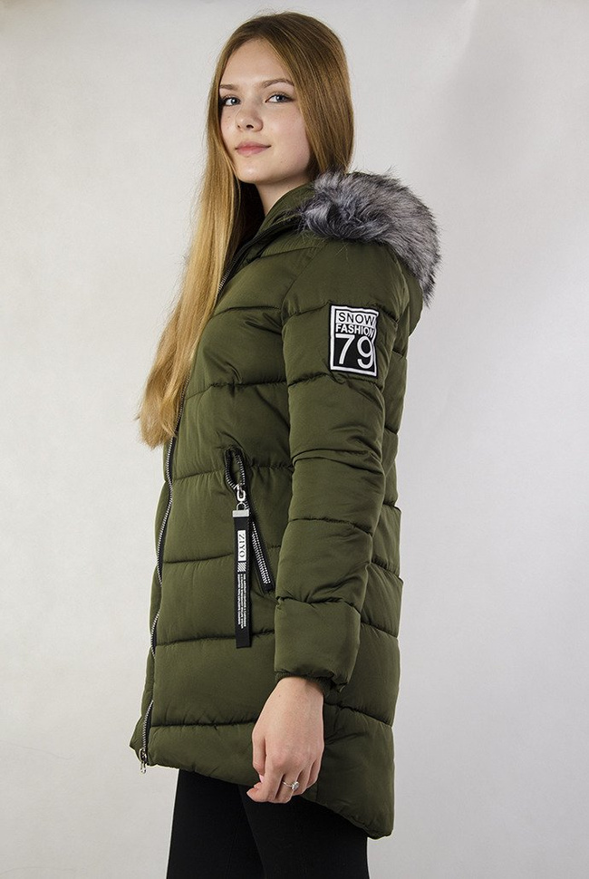 Zielona, przedłużana kurtka z naszywkami