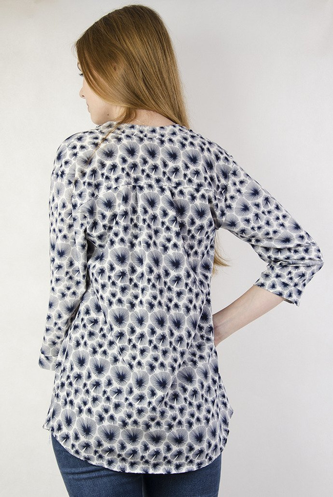 Biała bluzka w granatowe plamki