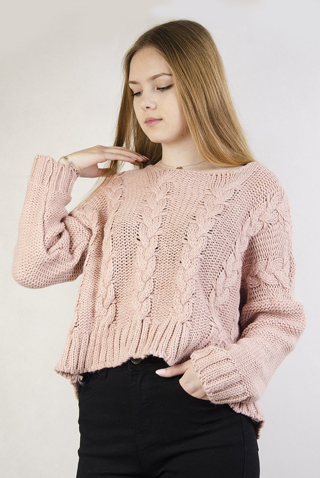 Krótki różowy sweter z przeplatanymi warkoczami.