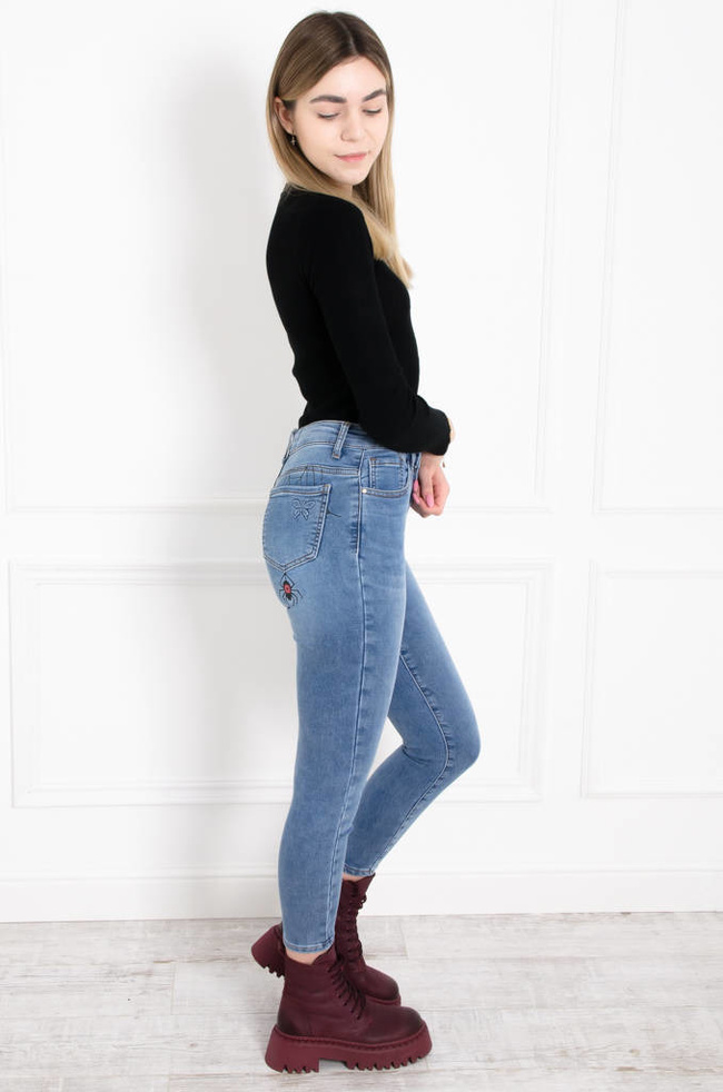 SPODNIE JEANSOWE Z OZDOBNA APLIKACJĄ