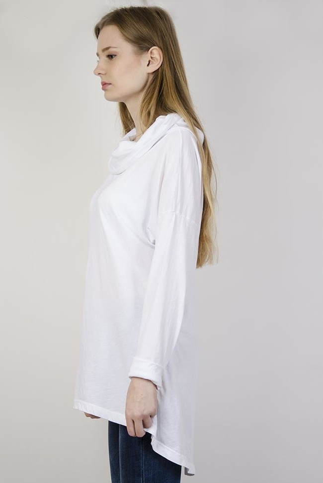 Biała bluzka z kominem
